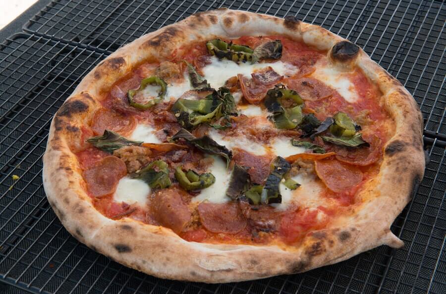 MobilePizza-Chef offers freshly baked wood-fired pizza and piadina sandwich.